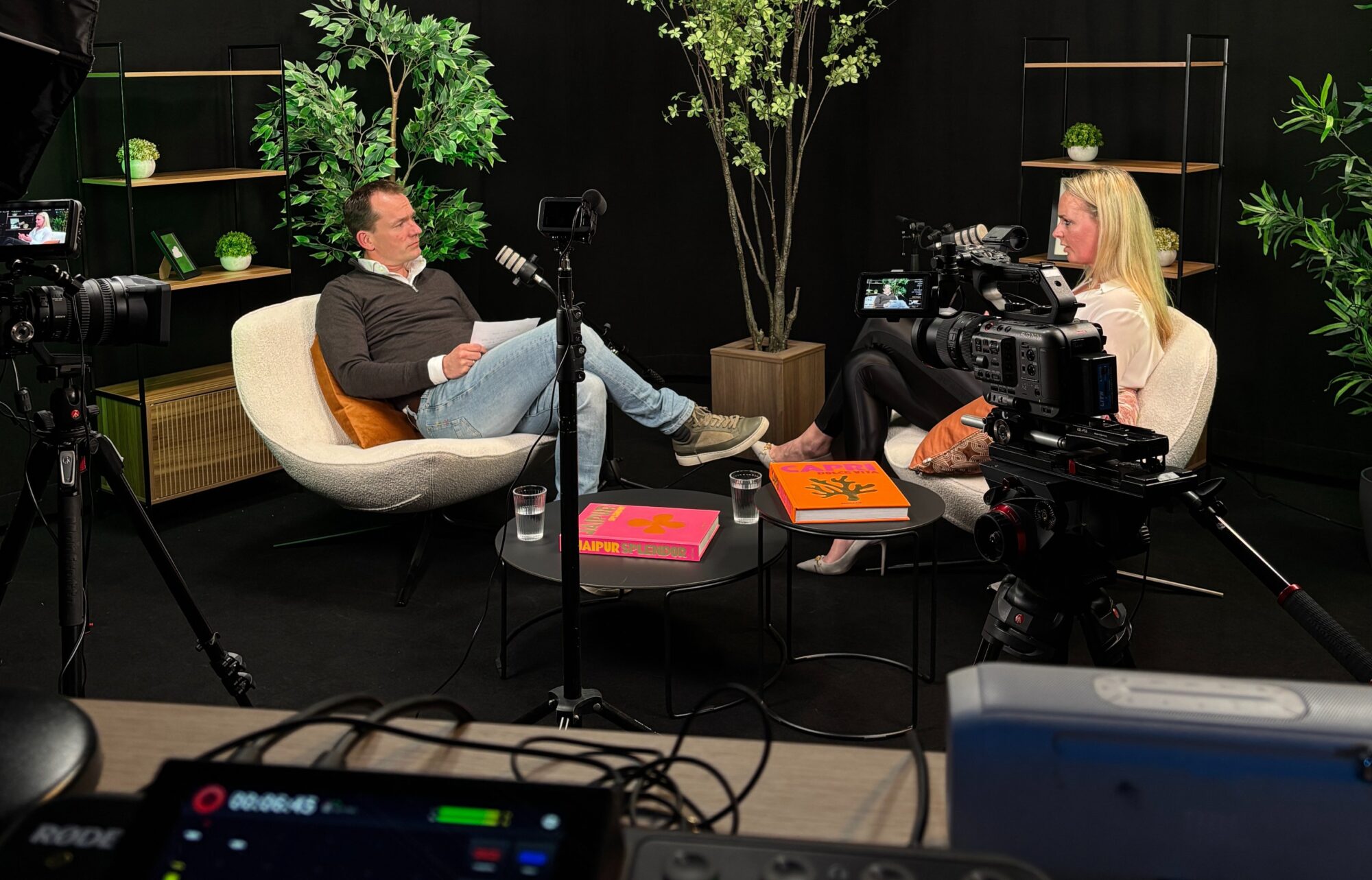 Podcast opnames Booking Experts in film studio twente